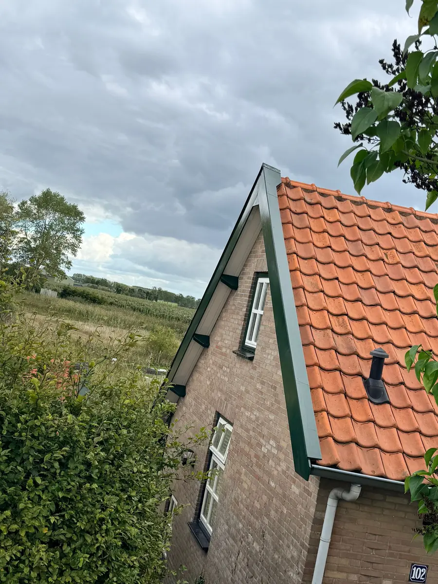 Nieuw geschilderde groene dakranden en boeidelen